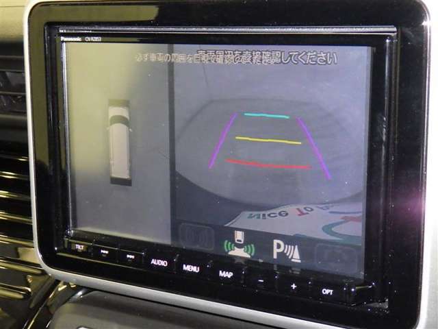 バックモニターも装備しております。バックギアに入れるとナビ画面に車の後方が映し出されます。これで後方確認も安心！
