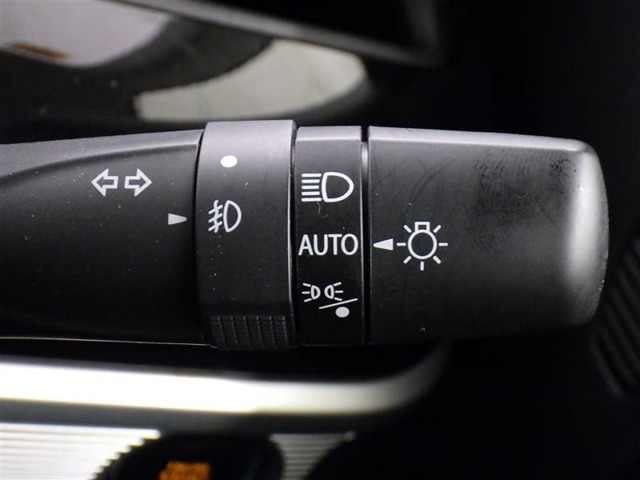 【オートライト】車外の明るさに応じて、自動的にライトの点灯・消灯をしてくれます。