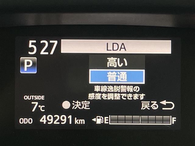 【レーンディパーチャーアラート（LDA）】クルマが車線または走路から逸脱する可能性がある場合に、ブザーまたはハンドルの振動により注意をうながします。機能には限界があるためご注意ください。