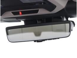 乗員や荷物で後方視界を遮られて時に、リヤゲートの内側に取り付けられたカメラの映像をルームミラーに表示出来ます。