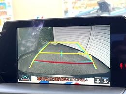【バックカメラ】駐車時に後方がリアルタイム映像で確認できます。大型商業施設や立体駐車場での駐車時や、夜間のバック時に大活躍！運転スキルに関わらず、今や必須となった装備のひとつです！