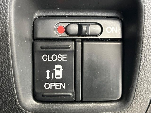 【パワースライドドア】スマートキーや運転席のスイッチでスライドドアの開閉が可能♪電動だから力を入れてドアを開ける必要が無く、小さいお子様でも、重い荷物を持っている時もラクに開け閉めできます♪