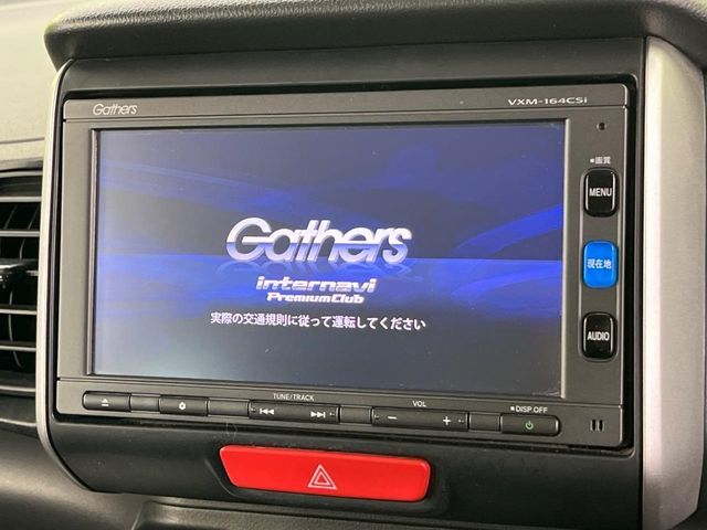 【純正ナビ】人気の純正ナビを装備しております。ナビの使いやすさはもちろん、オーディオ機能も充実！キャンプや旅行はもちろん、通勤や買い物など普段のドライブも楽しくなるはず♪
