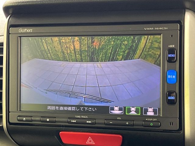 【バックカメラ】駐車時に後方がリアルタイム映像で確認できます。大型商業施設や立体駐車場での駐車時や、夜間のバック時に大活躍！運転スキルに関わらず、今や必須となった装備のひとつです！