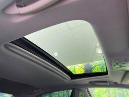 【サンルーフ】開放感たっぷりの希少装備、サンルーフが装着されています！車内に明かりを取り入れたり景色を楽しむ以外にも、車内の空気も簡単に換気できて快適です！