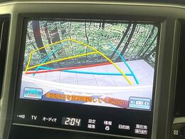 【バックカメラ】駐車時に後方がリアルタイム映像で確認できます。大型商業施設や立体駐車場での駐車時や、夜間のバック時に大活躍！運転スキルに関わらず、今や必須となった装備のひとつです！