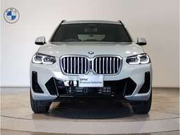 ☆BMWの代名詞とも言える【キドニーグリル】一目見ただけでBMW車であると認識できる確固たるアイコンとして存在感を放ちます☆