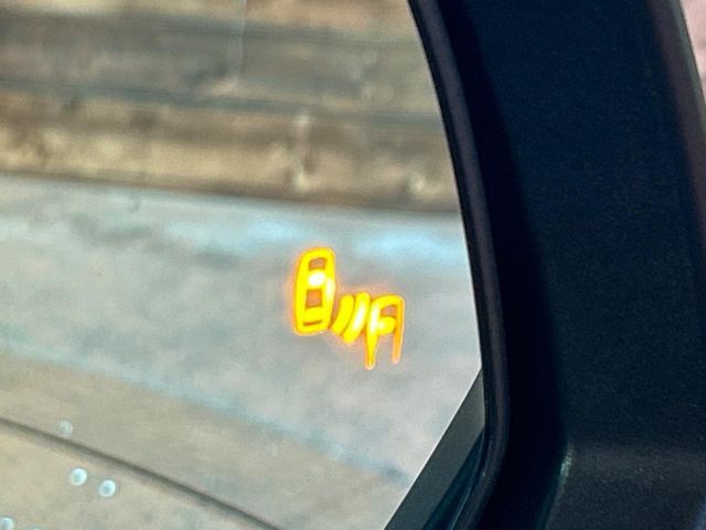 【ブラインドスポットモニター】走行中、ドアミラーの死角になりやすい箇所に後続車が接近するとサイドミラーのレンズに警告を表示！ドライバーに注意喚起をしてくれます。
