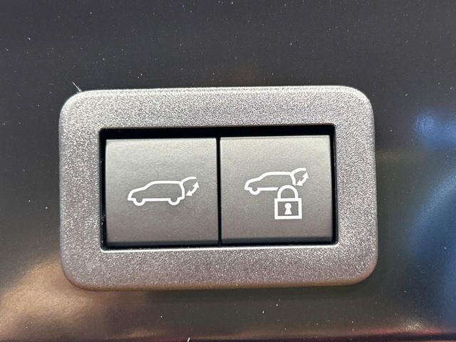 【パワーバックドア】スマートキーや運転席のボタンを押すだけでリアゲートが自動で開閉します！荷物を持っている時や、高い位置にあるバックドアを閉める際に便利な機能です♪