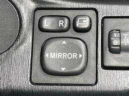 【電動格納ミラー】モーターを内蔵しており、運転席のスイッチを使ってミラーを折りたたむことができる機能を持っています。これにより、車体と平行に格納することが可能です♪
