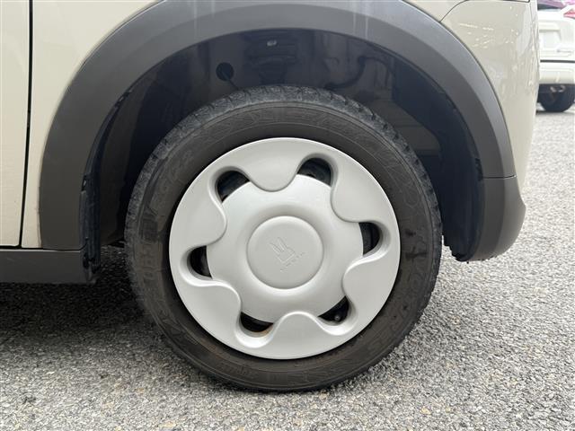 純正ホイールキャップ装備。各種アルミホイール＋タイヤやスタッドレスのセットもお取扱いございますのでご検討の方はスタッフまでご相談ください。