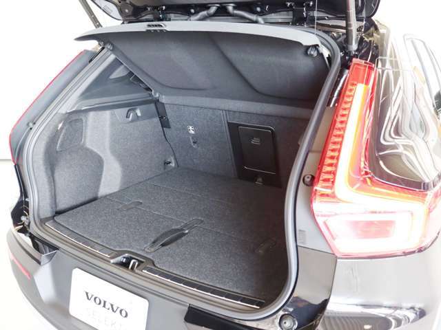 荷室は460Lの容量があり、リアシートを倒すことで1336Lまで拡大可能です　ラゲッジはスクエアなスペースが確保されており、旅行でも乗車人数分の荷物を積み込むことができます