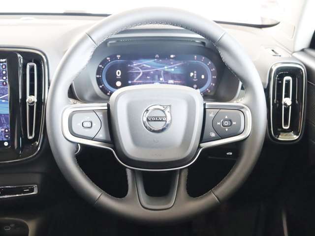 ステアリングはXC60などと同様の3本スポークですが、よりスポーティーなデザインとなっています　ステアリングスイッチも充実しており、手を離すことなく機能を操作できます