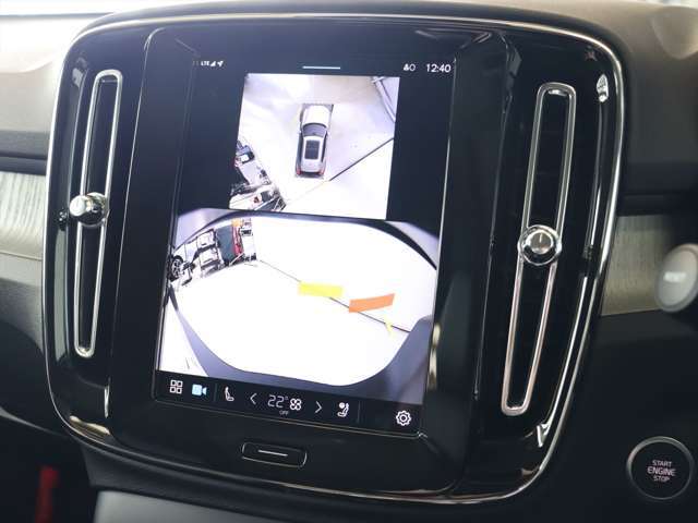 車両のアップデートにより、バックモニターには360°ビュー表示と同時表示されるようになりました　現在ステアリングを切っている方向を示すステアリングガイドも表示されます