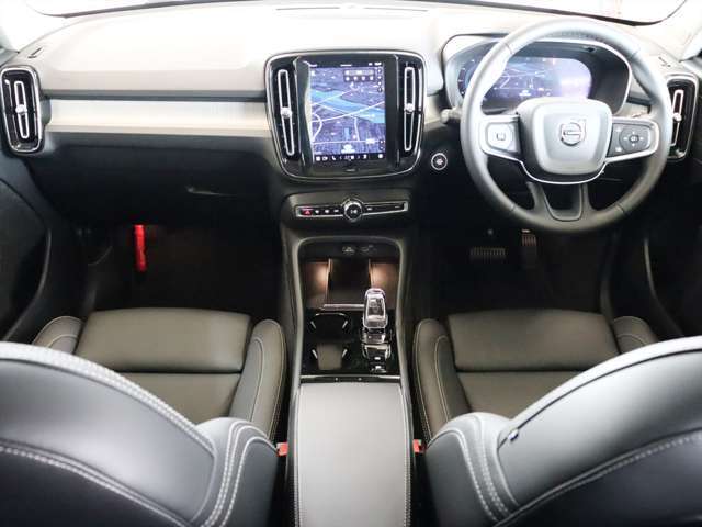 コンパクトなXC40でも上級車種と同様に、縦長式の大型タッチパネルを主体としたインテリア　スマートフォン感覚でナビゲーションやオーディオなどを操作できます