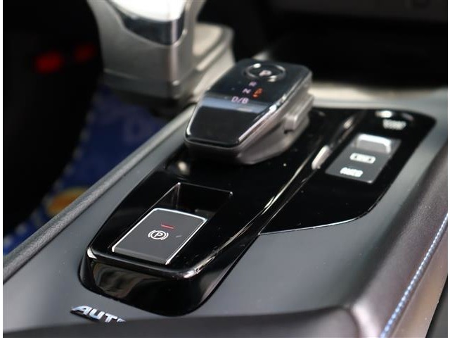 お車選びをお楽しみ頂けるよう、在庫車の展示スペースを十分に確保しております。