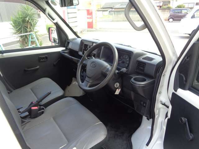 広々とした運転席。