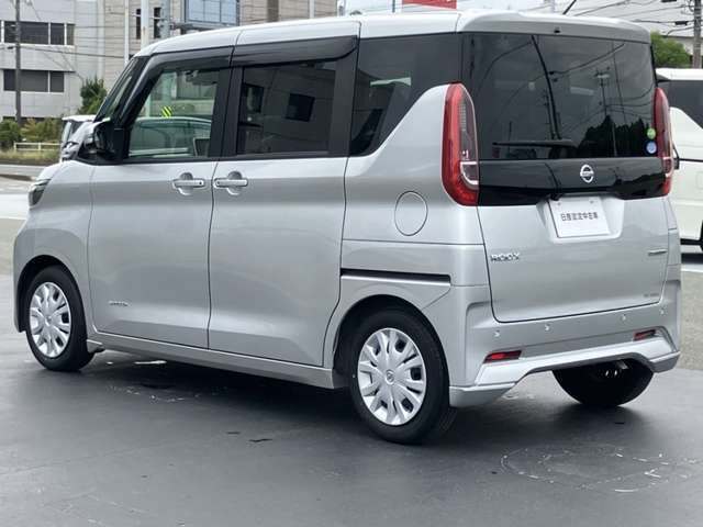 車線逸脱警報、車両が車線をはみ出す可能性がある場合に警報音と警告表示でドライバーに知らせてくれます。