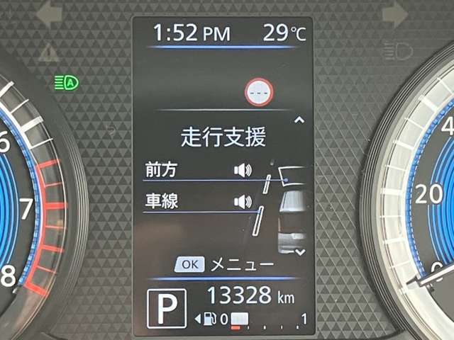 スピードメーター上に運転をサポートする様々な情報を表示してくれます。