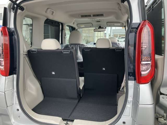 リヤシートはスライドしますので荷室や足元の広さ調整ができます。