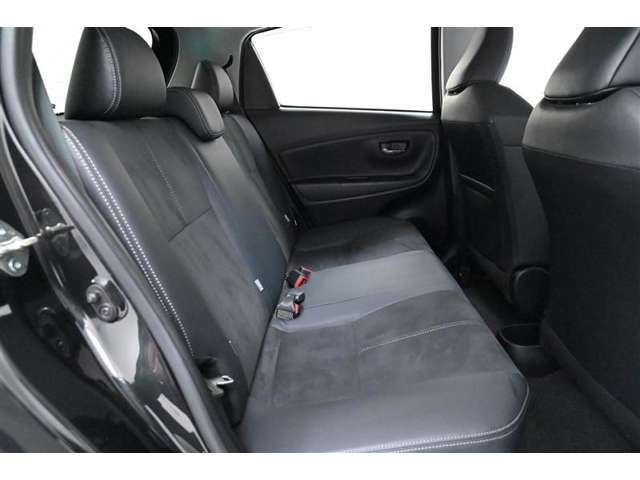 リヤシートは固定式で、座面中央にはへこみがあり、座り心地への配慮がされています。