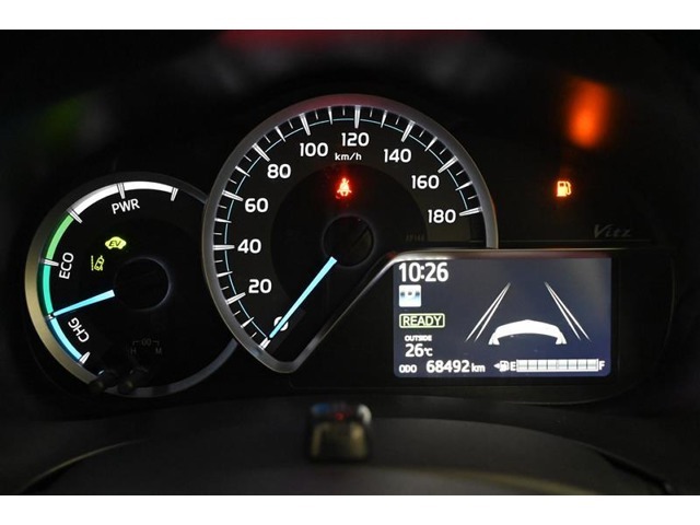 スポーツモデルには欠かせない、こだわりの『アナログメーター』を装備しています。