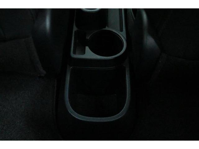 ■リヤカップホルダー、■リヤコンソールトレイ 装備。　後部座席に座る人の飲み物や、小物を収納できます。