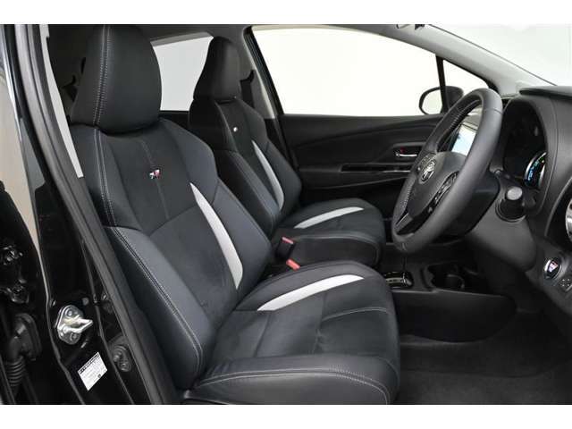 運転席/助手席です。　専用フロントスポーティシート（GRエンブレム付）を装備しています。