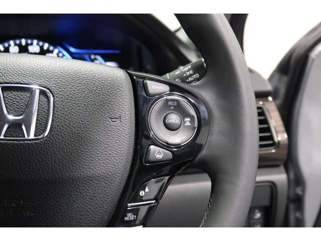 Hondaセンシングの機能のひとつ、アダプティブクルーズコントロール付！アクセルから足を離しても設定したスピードと前車との車間を保ち走行してくれます！車線維持もアシスト☆高速道路で疲労軽減ですね☆