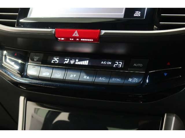 オートエアコンは左右席で独立温度コントロールが可能です。運転席はキンキンに冷やして助手席はマイルドにと言った設定が可能です☆暑さ寒さでケンカすることもなくなりますね♪