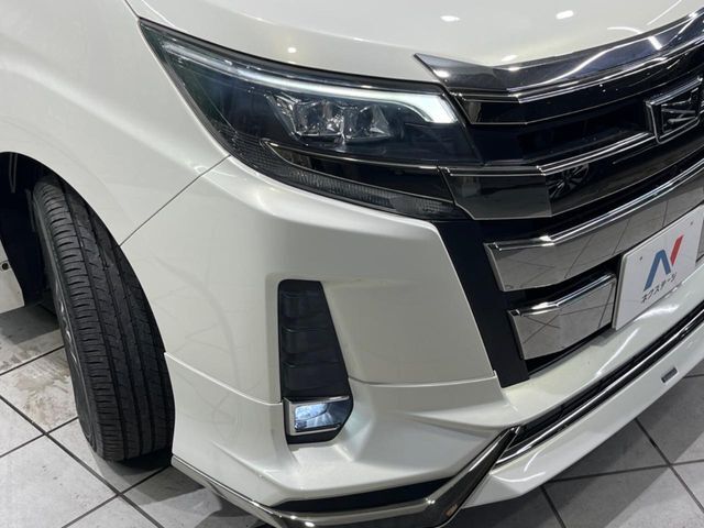 【LEDヘッドライト】悪天候や夜間走行時も良好な視界を確保し安心して運転できる高輝度LEDヘッドライトを装備！点灯速度が早く、消費電力も抑えられています。