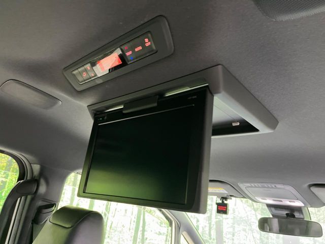 【後席モニター】家族や友人とお出かけする機会が多い方に大人気の後席モニターを装備！見やすい位置に画面がありテレビやDVDの視聴も快適！友達もお子様も、後席にしか乗らなくなるかも？？