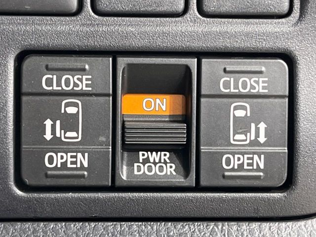 【両側パワースライドドア】スマートキーや運転席のスイッチで後席両側スライドドアの開閉が可能♪電動だから力を入れてドアを開ける必要が無く、小さなお子様でも簡単に開け閉めでき快適です♪