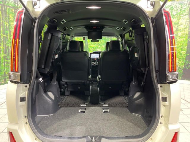 後席を格納すると、これだけの広さが！シーンに合わせたシートアレンジで、大きな荷物も積むことが出来ます♪
