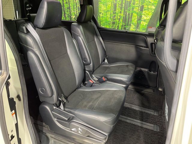 後部座席も気になるようなキズ・汚れやへたり等、大きなダメージはなく、良好な状態です。
