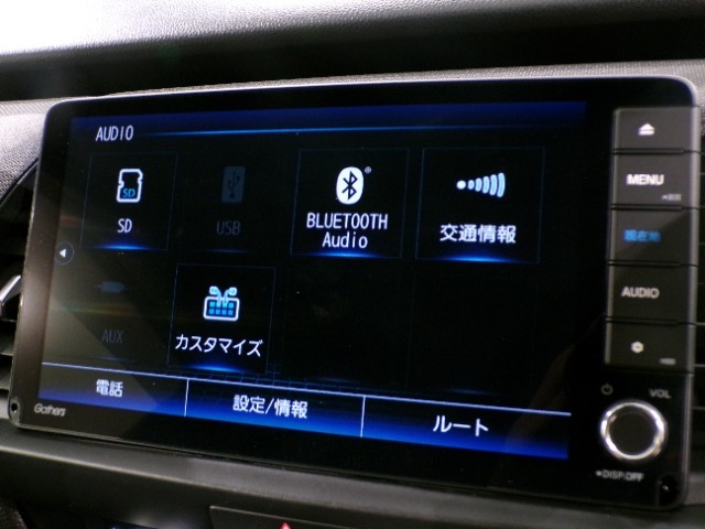 CD、DVD、Bluetooth、AM、FM、AUX、スマートフォン接続ができます。