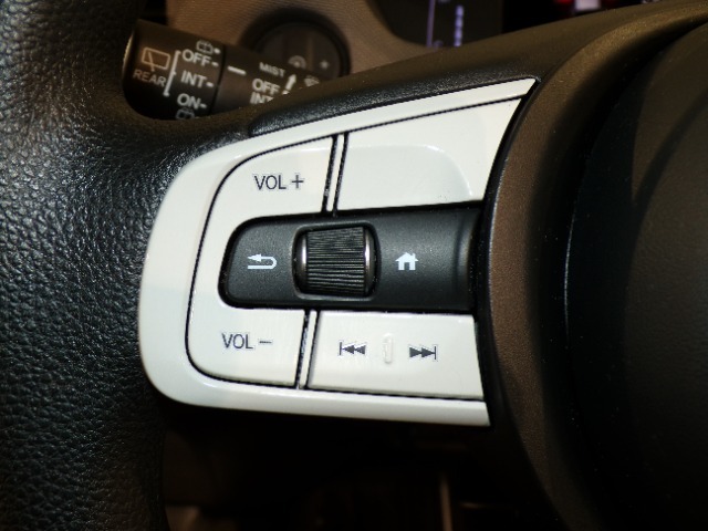 【ステアリングリモコン】ステアリングにオーディオ調節可能なスイッチが装備されていますので運転中でも視線をそらさずにオーディオの調節が可能です！
