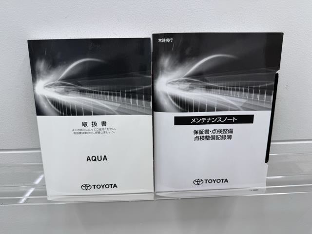 メンテナンスノート、取扱説明書です。　その車の整備記録が事細やかに記録されています。　車が生まれてから今までどのような道を歩んできたのか判るとても重要な物ですよ。