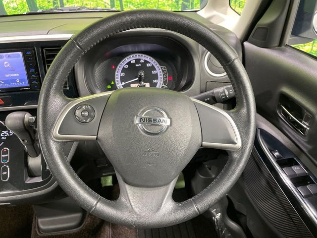 インテリアに合わせたデザインのステアリングは、運転される方のことも考え、運転しやすい形状、大きさです。是非一度、実際に触ってお確かめください。