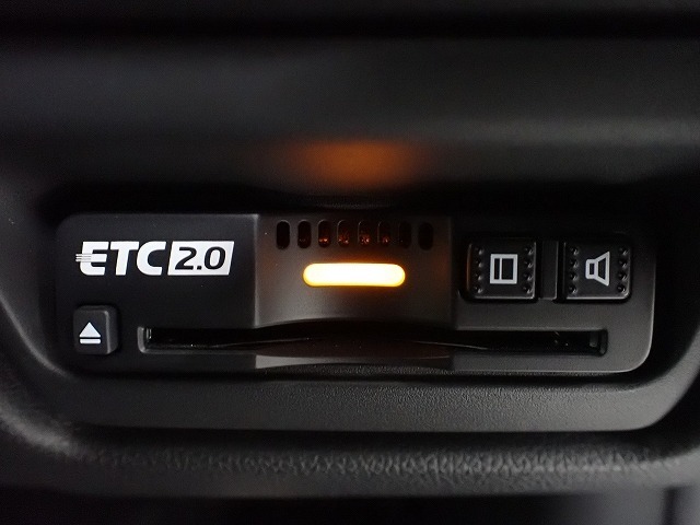 デザインスッキリのビルトイン『ETC』！高速道路の特典はもちろん、キャッシュレスなので料金所では徐行するだけで通過可能です！