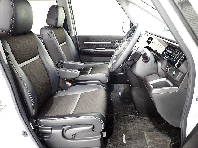 セパレートシートの採用で後席への移動ができます。運転席には高さ調整ができるシートハイトアジャスター機能が付いています。これなら小柄な方にも大柄な方にも自分にぴったりの運転姿勢がとれますね。