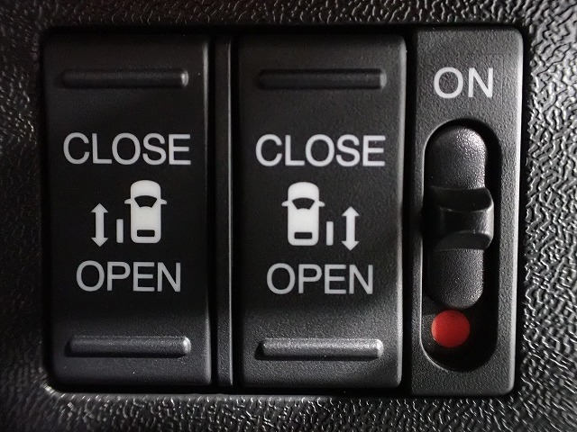 運転席からもスライドドアをボタン操作でスピーディーに開閉できます！またスマートキーでも操作できるので便利です。