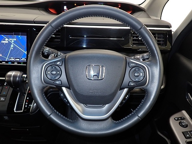 ハンドル左側にはオーディオ操作が出来るオーディオリモートコントロールスイッチ、右側にはHonda SENSINGとオートクルーズコントロールのスイッチを装備！