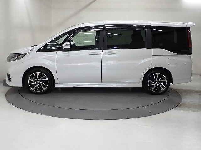 取り回しの良さをはじめ、縦列駐車やUターンなど、日常のシーンで使いやすさも追求。街中や狭い道でも、ボディの大きさを感じさせない扱いやすさです。