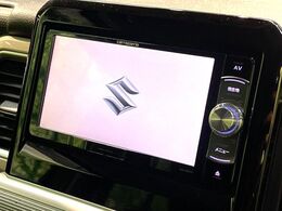 【純正ナビ】人気の純正ナビを装備。オーディオ機能も充実しており、Bluetooth接続すればお持ちのスマホやMP3プレイヤーの音楽を再生可能！毎日の運転がさらに楽しくなります！！