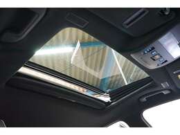 サンルーフ装備！！　こだわり装備のサンルーフがついています。室内に爽やかな光を取り込んで快適なドライブはいかがでしょうか？　電動でチルトアップが可能なので、効率的に空気の入れ替えも行えます（＾O＾）！