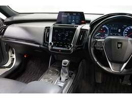 220系クラウンハイブリッドが入荷しました。レギュラーで走る、ハイブリッド車です。車両重量1770kg　WLTCモード燃費は20.0km/L　直列4気筒エンジン　184馬力のお車です（※カタログ参照）