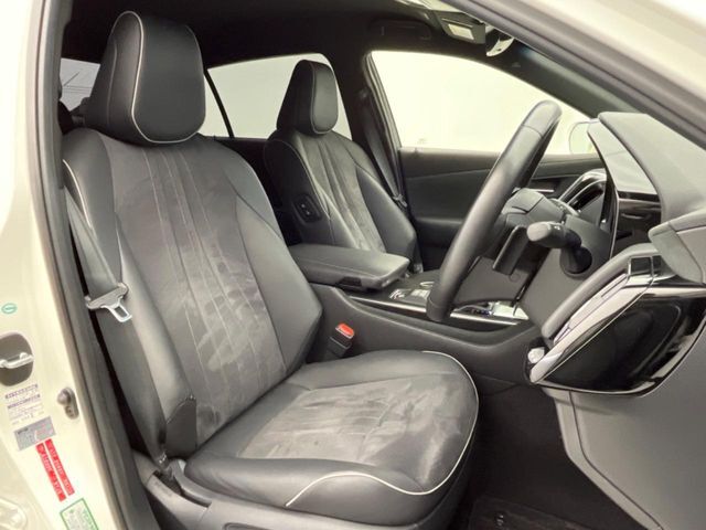 運転席まわりには十分なスペースがあり、大柄な方でもゆったり運転していただける環境です。