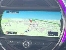 ●純正ナビ:一体感のあるナビは、高級感ある車内を演出してくれます。オーディオ機能も充実しておりますので、運転もより楽しめます♪