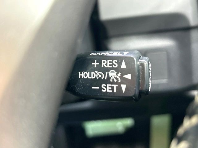 【レーダークルーズコントロール】高速道路での長距離走行が楽に！！自動で速度を保つクルーズコントロールが、衝突軽減システムと連携し、前方の車両を感知して車間を保つように速度調節してくれます！！